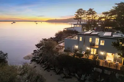Image de Experience the Pinnacle of Coastal Living at Harbour House