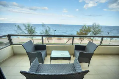 Image de Luxury & spacious 3 bedroom seafront, balcony Yhai1-1