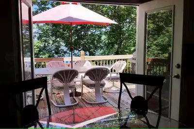 Image de Lakehouse nestled in the treetops with beautiful lake views.