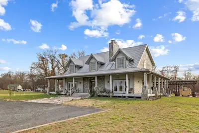 Image de Charming 5-bedroom farmhouse in delightful Leesburg, sauna, jacuzzi, fire pit.