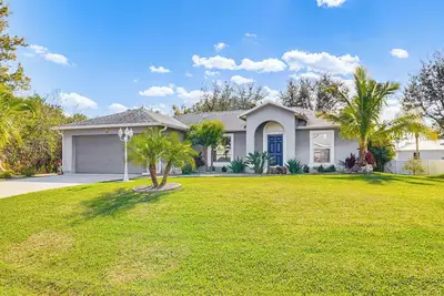 Image de Private Yard & Screened Patio: Sunny Sebastian Gem