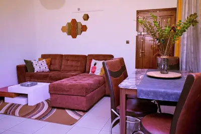 Image de Appartement lumineux cosy, où le jaune moutarde crée une ambiance chaleureuse.