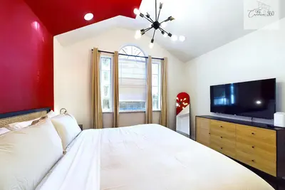 Image de Retro Revival 3 Bedroom Getaway in Houston w/ Heated Pool Near Downtown