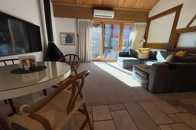 Image de Village Remodeled Penthouse - Walk to Gondola!