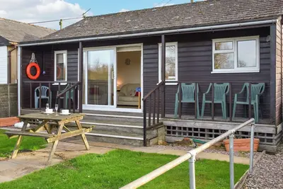 Image de Fantastic waterside setting, ideal for river fishing and enjoying the stunning riverside views.
