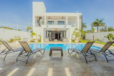 Image de Mara Dulce - Luxury 5-bedroom Villa - Modern, Spacious & Cozy
