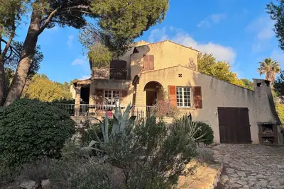 Image de Villa “Les Aloès” – Havre de paix à Saint-Cyr-sur-Mer avec piscine partagée et Wi-Fi