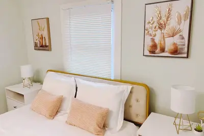 Image de New 2br  10 mins to Dt Backyard Pets Friendly