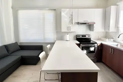 Image de Brand New Modern Laneway House with Free Parking