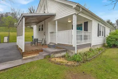 Image de Affordable, Private, Single Level House Steps From Hard Rock Casino Pet Friendly