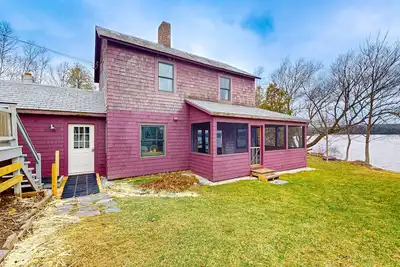 Image de Lakeside house, waterfront views, kayak launch, wrap-around porch, w/d, wifi