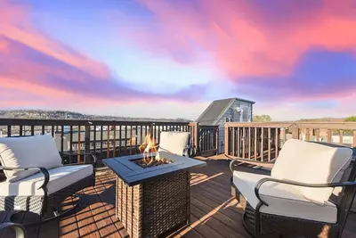 Image de ★ HostWise Stays ★ Fire Pit Evenings & Rooftop Views | Prime Location