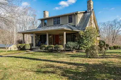Image de Relaxing Aldie Retreat, with Fireplaces and Pool