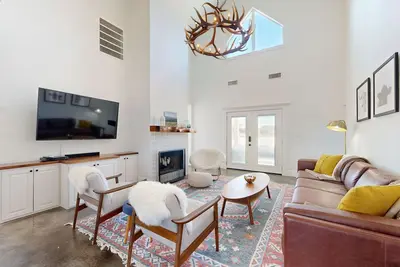 Image de Tranquil farmstead with beautiful views of the country, fire pit, & cozy cottage