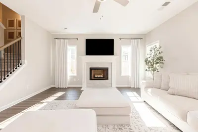 Image de Beautiful 4br | Fenced Yard | Family & Pets