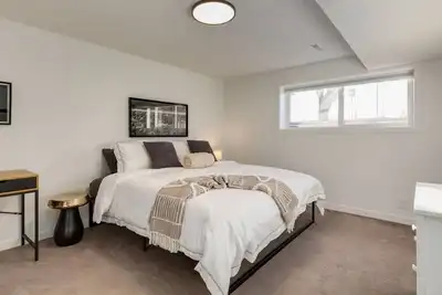 Image de This house is a 2 bedroom(s), 2 bathrooms, located in Calgary, Ab.