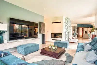 Image de Maison élégante avec jacuzzi, confort moderne et histoire à Ranville