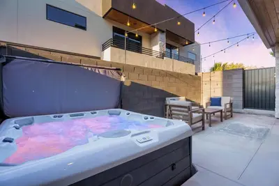 Image de Desert Oasis at Pecan Valley Resort - Private Hot Tub