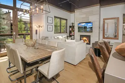 Image de Riverfront Luxury | Walk to Shuttle | Fireplace | Garage Parking