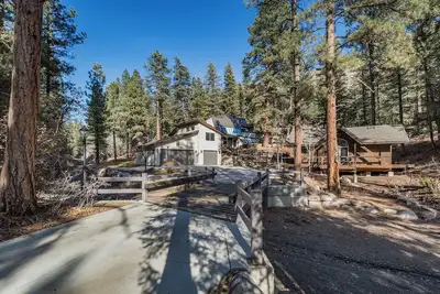 Image de Hot Tub | Sauna | Game Room! 5 Acres - 2 miles from Downtown