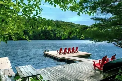 Image de Muskoka Lakefront + Hot tub on the dock + fast Wifi + good cellular reception