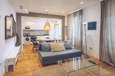 Image de \"Stunning 2-Br Apartment in The Nook with Lift Access and Prime Central Location