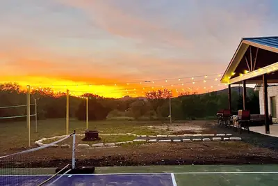 Image de Pickleball Court! Beautiful Luxury Lodge, Mtn. Views, Only 2 minutes to Frio!