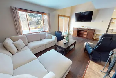 Image de Fully Updated! Pet Friendly, Sauna, Garage. Near Fishing, Parks, Trails