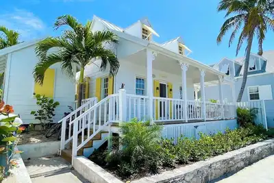 Image de Spinney Dune-Beachfront Cottage in the Heart of Hope Town With Harbour Views