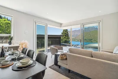 Image de New Stylish Apartment Mountain Views and Huge Deck!