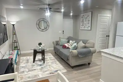 Image de New Charming 3-bedroom home each w/TVs, 6 Beds, 2 Full Bath, Corner lot parking.