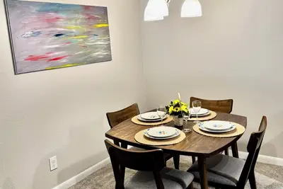 Image de Fully furnished next to Greenbelt and close to Olde Towne & Fashion Square.