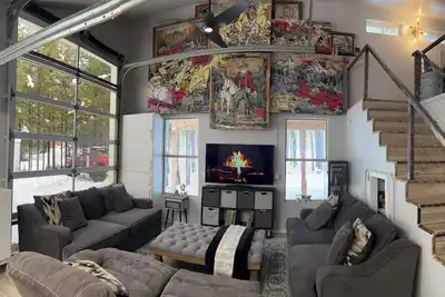 Image de McCall Art House-5 minutes from Lake on 1. 6+acres- Art/Hot Tub/Foosball/Arcades