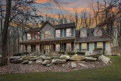 Image de Lots of space, gym, game room, nature, in a premier Lancaster Co neighborhood.