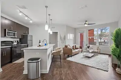 Image de Cozy/ Stylish Downtown Apt/ Pool, gym, Free Parking