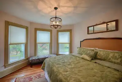 Image de Charming Colonial 8-Bedroom Home with Modern Comforts in Historic New Berlin