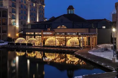 Image de Delta Grand Hotel sleeps 6 fully equipped kitchen. amazing location on the water