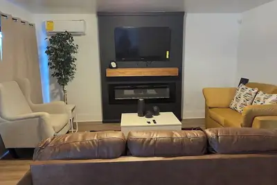 Image de Luxury 3-Bedroom Modern Escape\n\n