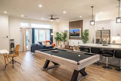 Image de Stylish 3br Home- Rooftop w. Skyline View- 8 mins from Downtown- Parking Avail.