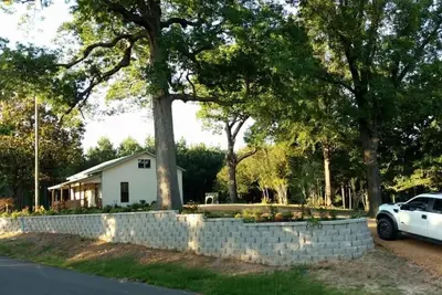 Image de Beautiful home nestled in the serene McNeil neighborhood.