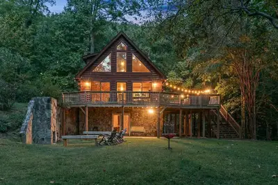 Image de Gated Community Log Cabin 45 minutes to Asheville Hot Tub and Outdoor Fireplace