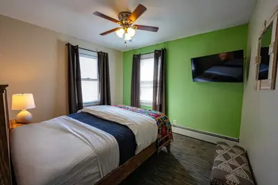 Image de Peaceful Getaway w/ Dining Option Close to Downtown | Suite w/ Kitchen