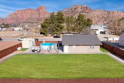 Image de Private Zion Stay: Pool, Fire-pit, Red Rock Views