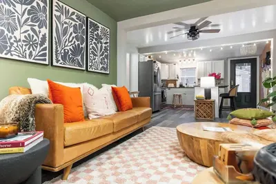Image de Chic and Artsy Bungalow in Ohio City - Two Master Suites, Turfed Yard + Bar!