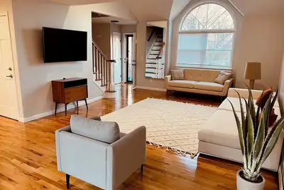 Image de Meets Modern Comfort in This 3-Bedroom Long Island Sound Retreat