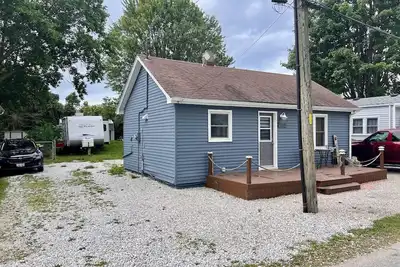 Image de Pristine two bedroom cottage with everything you need. Minutes to beach!