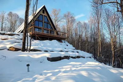 Image de Chalet Intime En Nature Près de Mont -Tremblant Avec Spa Et Foyer Au Bois.
