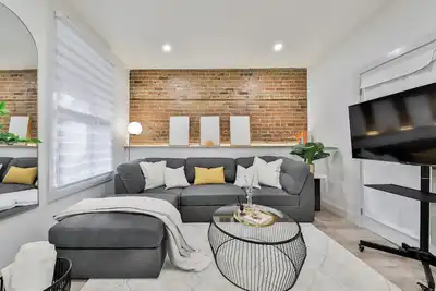 Image de Modern New Luxury ❤️ of Montreal, Street Parking