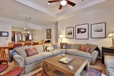 Image de Lodges at Sunrise 3br Luxury Ski On Ski Off Condo. Pool. Hot Tub. Gym. Discounted Ski Rentals.