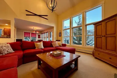 Image de Topridge Style 3br/4ba with Hot Tub, Ski On Ski Off, Mountain Views and Discounted Ski Rentals